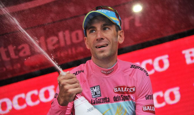 Cavendish vince a Cherasco. Nibali ancora in rosa