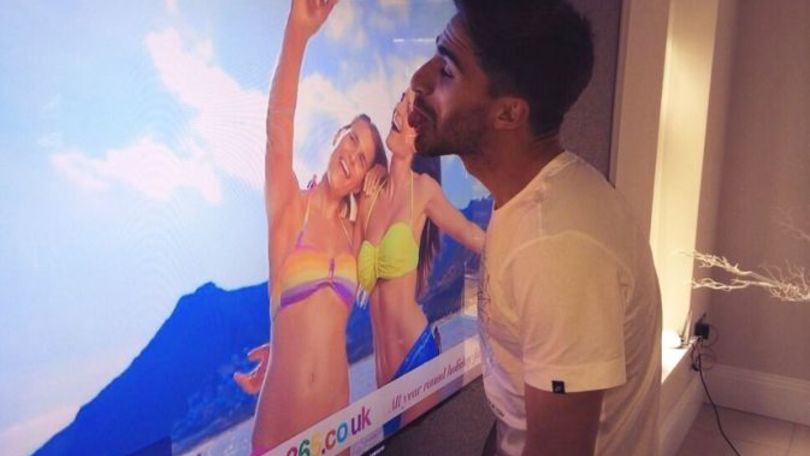 Borini vede la ragazza e 'limona' con la televisione