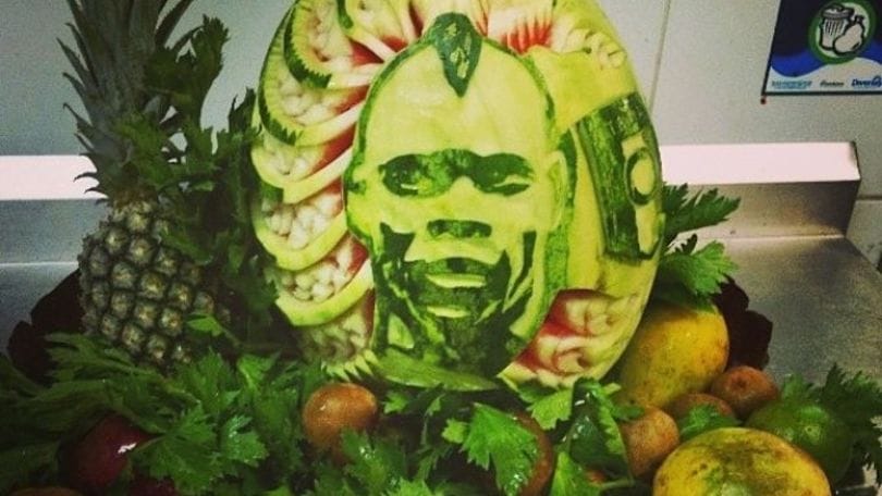 Spopola su web immagine busto Balotelli di frutta