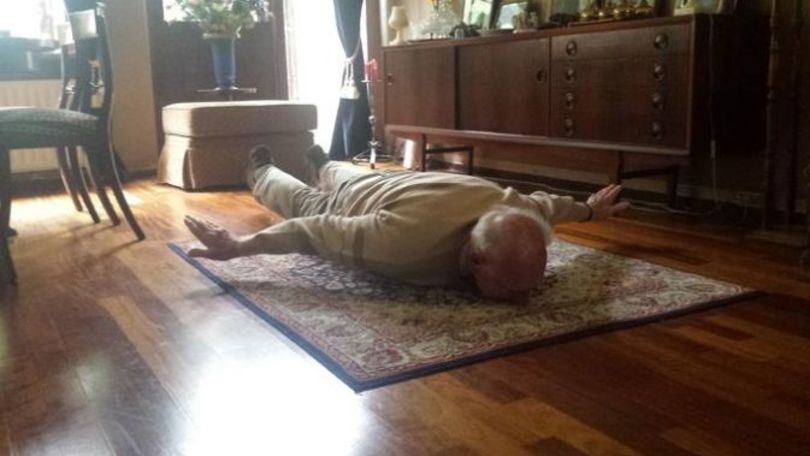 Il nonno di Van Persie imita così il gol del nipote