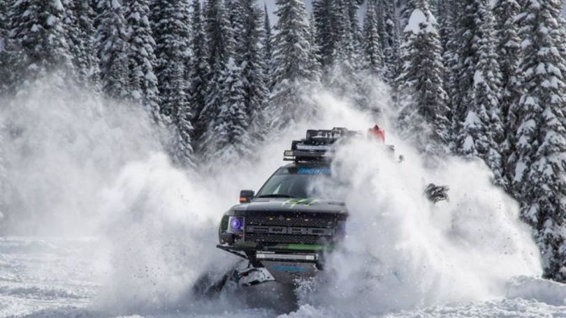 Ken Block, sfida tra i ghiacci... col pickup cingolato