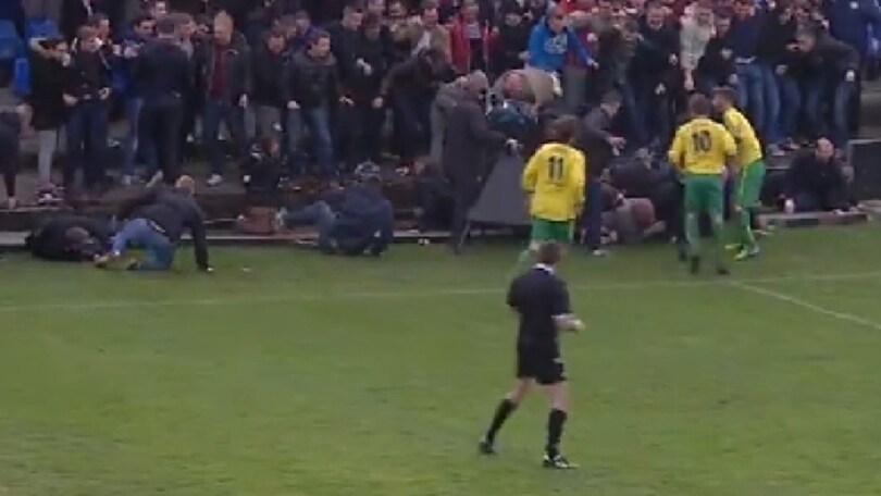 Galles, gol spettacolare e crollo della tribuna