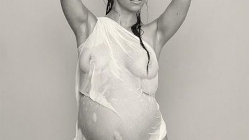 FOTO Kourtney Kardashian col pancione semi nuda in copertina