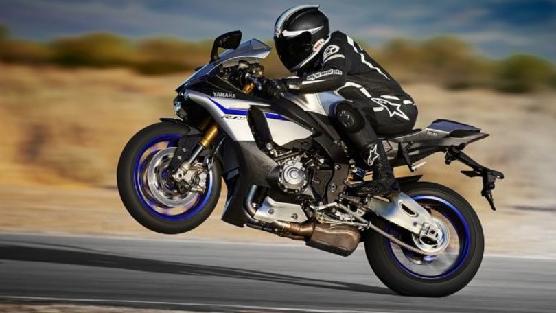 Yamaha R1 in pista con Colin Edwards: foto