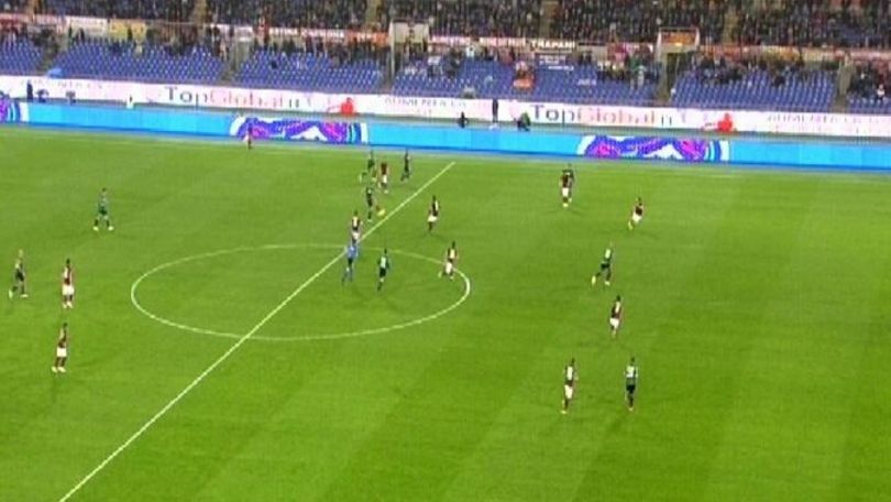 FOTO Roma, De Sanctis, che papera! Beffato da Zaza in pressing