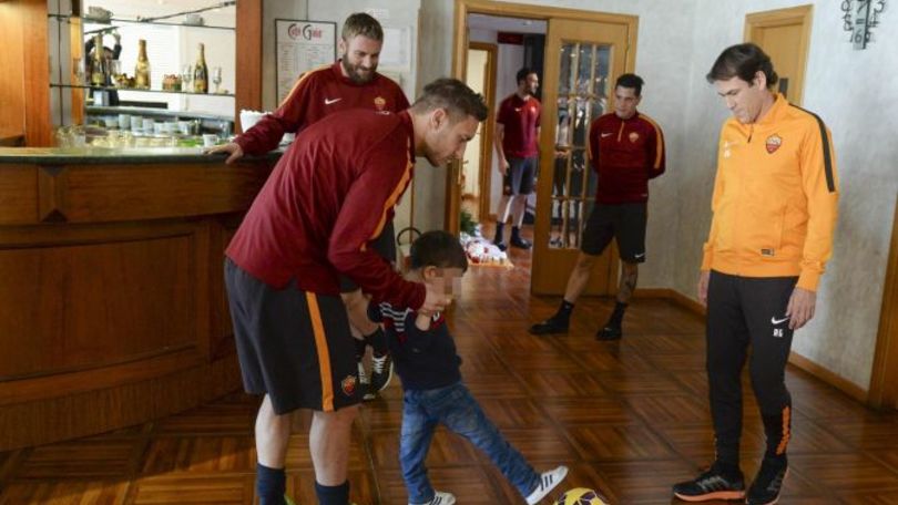 FOTO Telethon-Roma: Totti, Garcia, De Rossi e Iturbe incontrano il piccolo Alessio