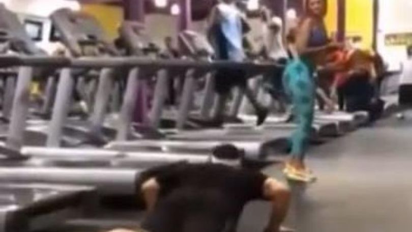 Inciampa sul tapis roulant e cerca di evitare la figuraccia