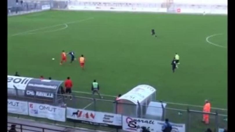 Allenatore lancia un secondo pallone per impedire gol