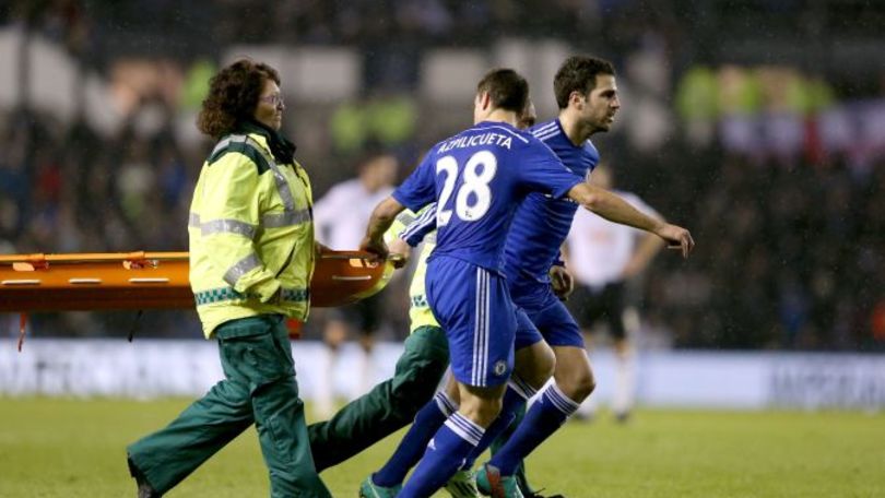 Fabregas e Azpilicueta portano la barella per il compagno