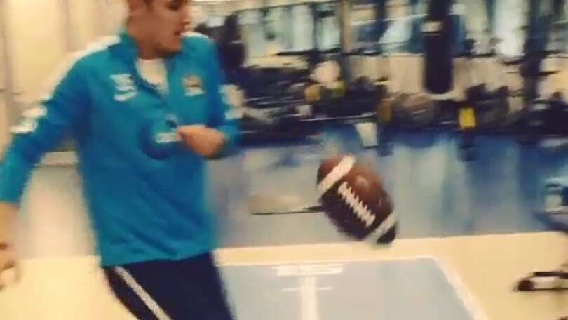Jovetic palleggia con un pallone da rugby