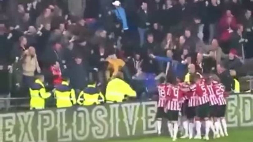 Il Psv segna e i tifosi rotolano gi nelle gradinate