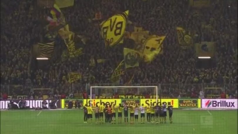Il Borussia Dortmund canta Jingle Bells con la curva