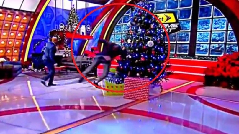 Shaq finisce dentro l'albero di Natale. Che spinta da Kenny Smith