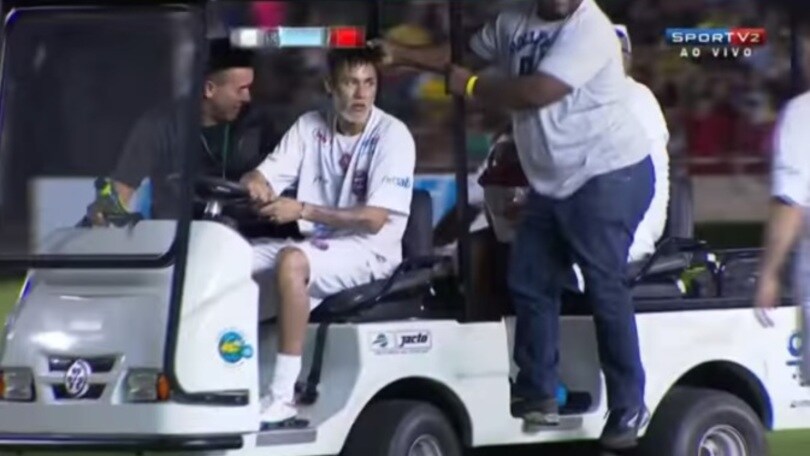 Robinho "si fa male" in amichevole. Neymar guida la cart/ambulanza