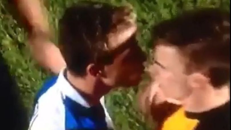 Inghilterra, testa a testa con bacio. Ma l'arbitro non approva