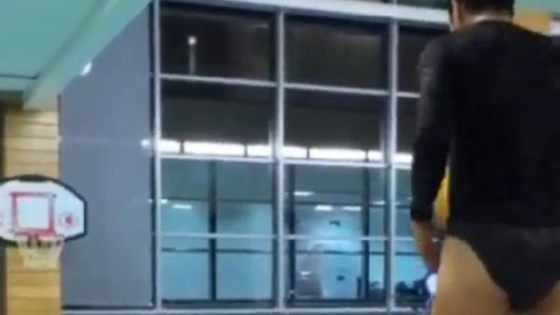 Fabregas show in piscina: canestro da top player...