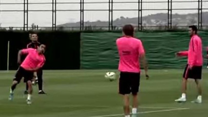 Bara, i palleggi infiniti di Xavi, Busquets e Iniesta