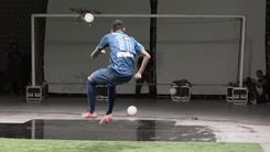 Neymar sfida un drone, e lo abbatte...