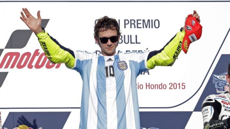 Valentino Rossi: festa sul podio e dedica a Maradona