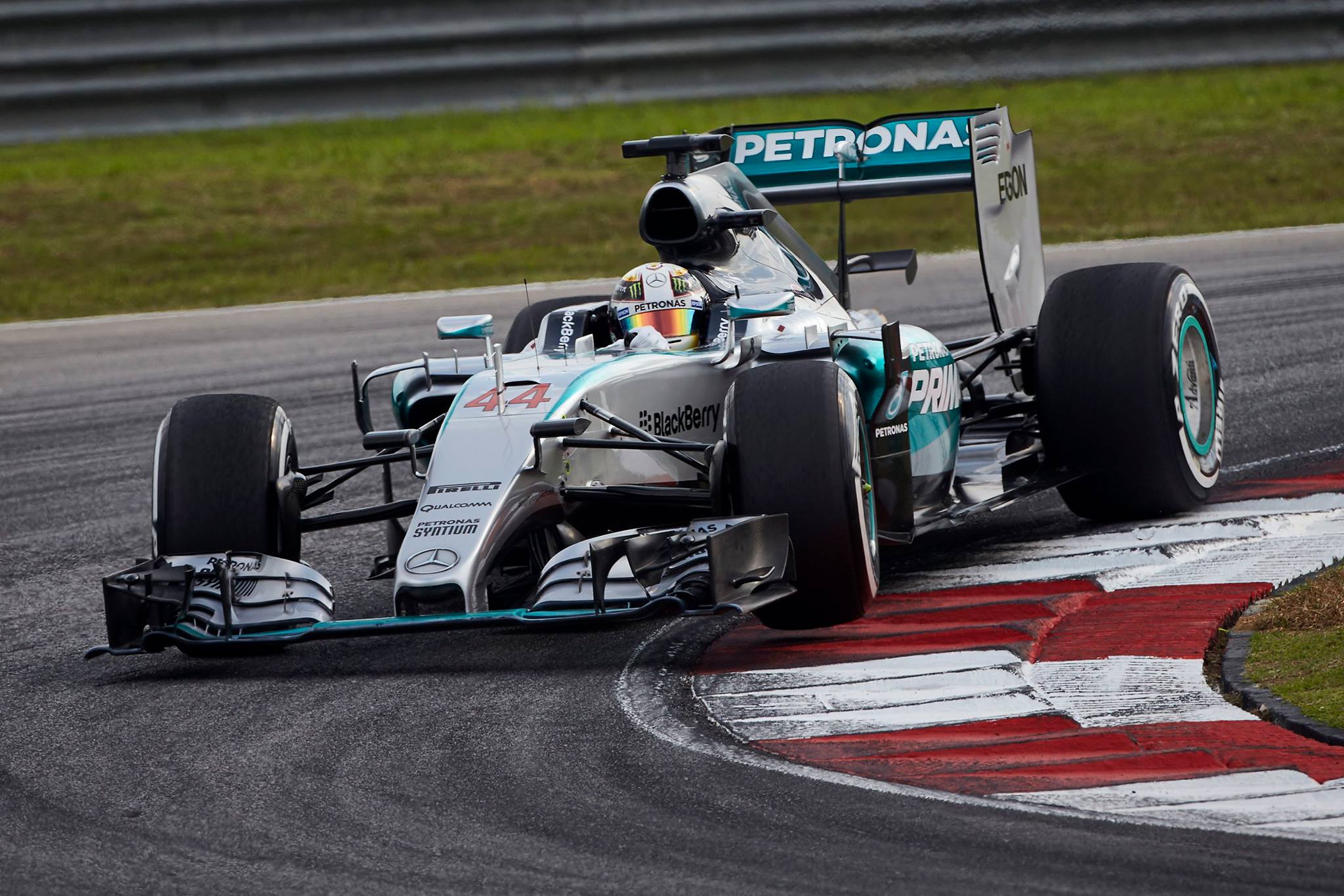 F1, Hamilton rinnova con Mercedes fino al 2018