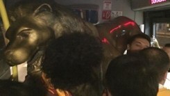Galatasaray: ultrà rubano la statua del leone, portata via in metrebus