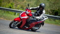 Honda SH300i: immagini dinamiche