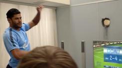 Hulk rompe il muro con il controller della Playstation