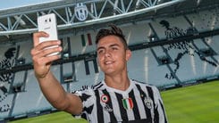 Dybala, abbraccio dei tifosi e selfie allo Juventus Stadium