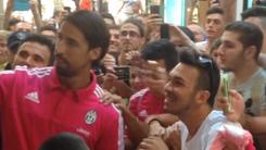 Juve, entusiasmo Khedira: seflie con i tifosi!