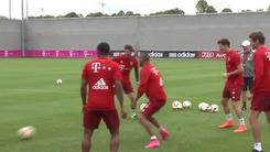 Vidal subito deriso: tunnel da Douglas Costa