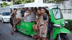 Parigi-Bangkok con un tuk-tuk elettrico
