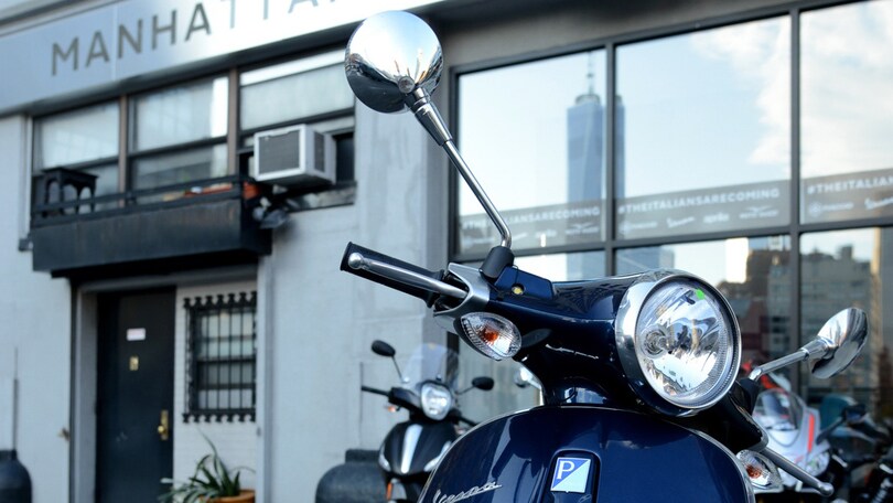 Edward Norton inaugura a Manhattan il Vespa Store