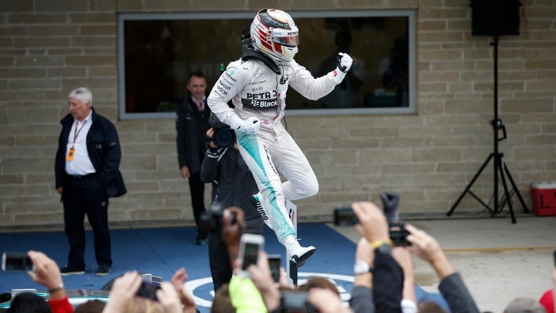 Hugo Boss festeggia Lewis Hamilton