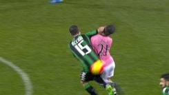 La Juve protesta: gomitata di Acerbi su Dybala