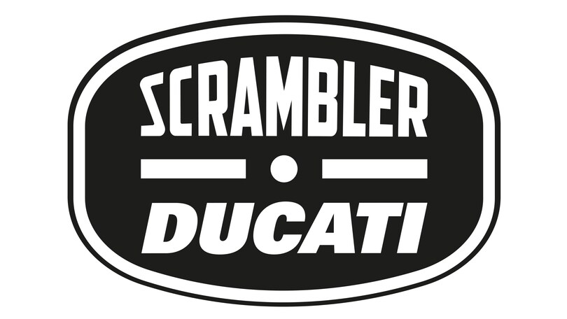 Lapo Elkann "sale" sulla Ducati Scrambler