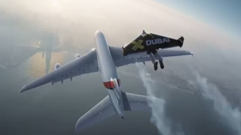 #HelloJetman: Rossy vola accanto all'aereo più grande del mondo