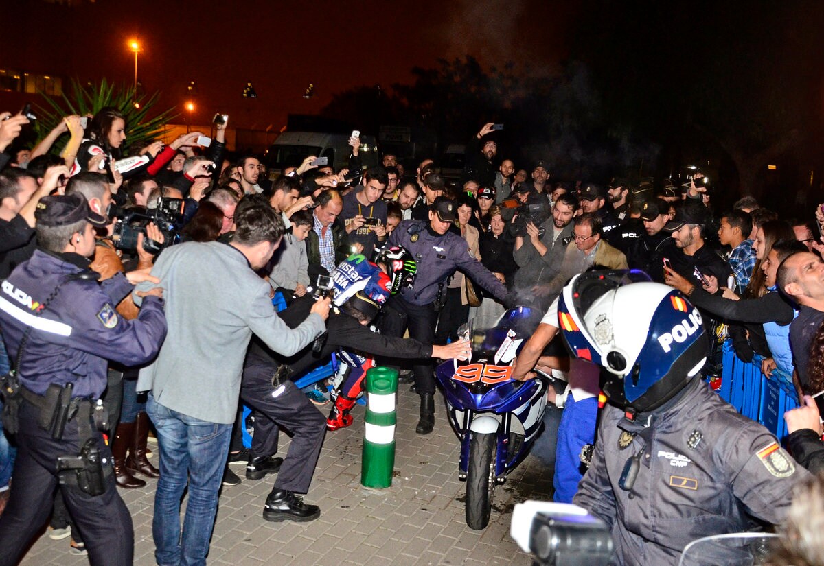 MotoGp, Lorenzo, moto in fiamme durante la festa