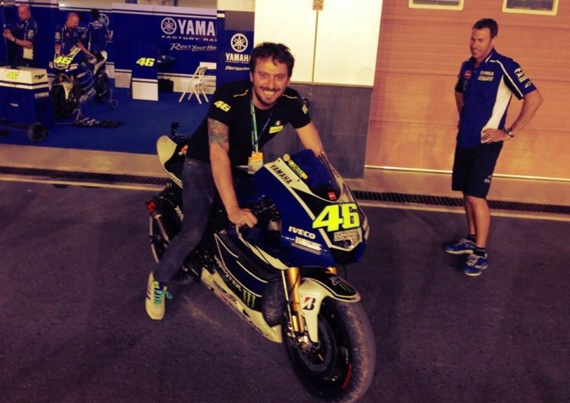 Cesare Cremonini contro Marquez: «Hai rubato il mondiale a Rossi»