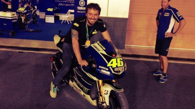 Cesare Cremonini contro Marquez: «Hai rubato il mondiale a Rossi»