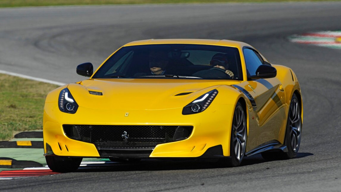 Ferrari F12TDF, prime immagini in pista