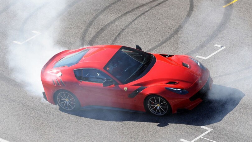 Vettel "battezza" la nuova Ferrari F12TDF