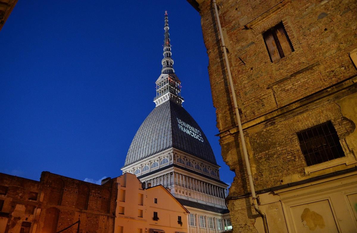 Attentati Parigi, il cordoglio di Torino: bandiera francese sulla Mole Antonelliana