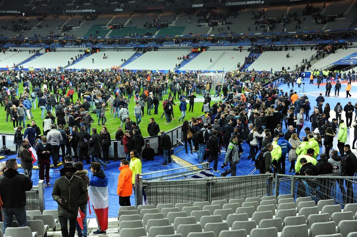 Parigi, un kamikaze aveva il biglietto per lo stadio