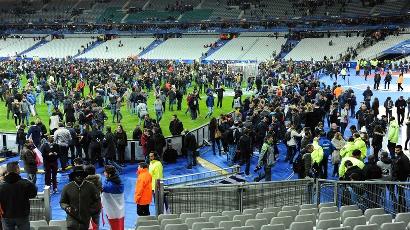 Parigi, un kamikaze aveva il biglietto per lo stadio