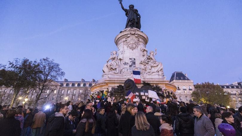 Paura a Parigi, folla in fuga dalla Bastiglia: voci di spari, poi falso allarme