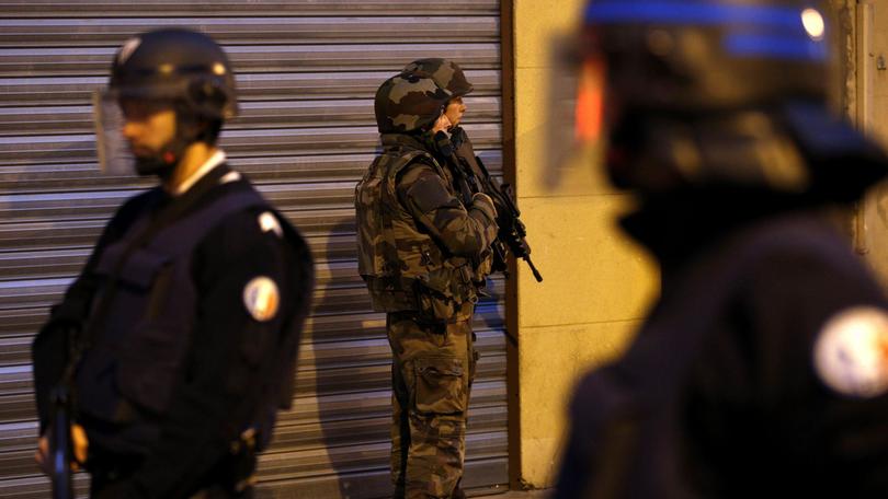 Parigi, blitz anti terrorismo: donna kamikaze si fa esplodere