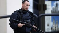 Parigi, blitz anti terrorismo a Saint Denis: donna kamikaze si fa esplodere