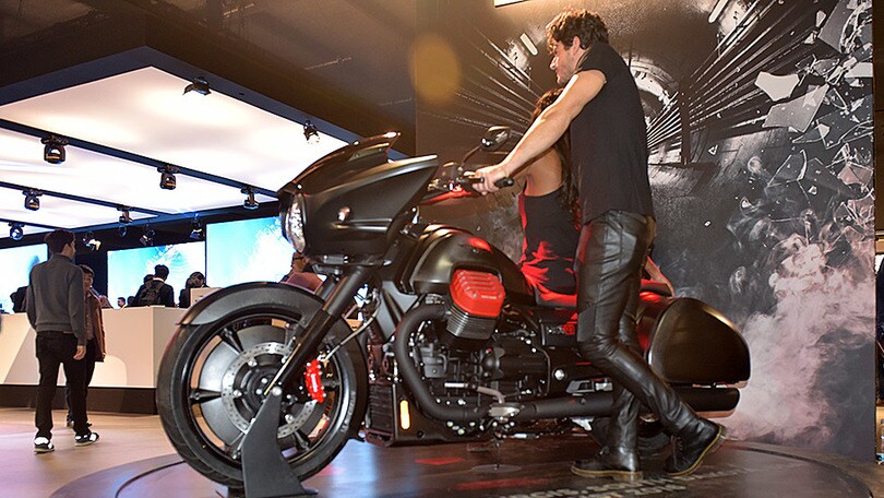 Eicma 2015, Moto Guzzi MGX-21, è atterrato il bombardiere