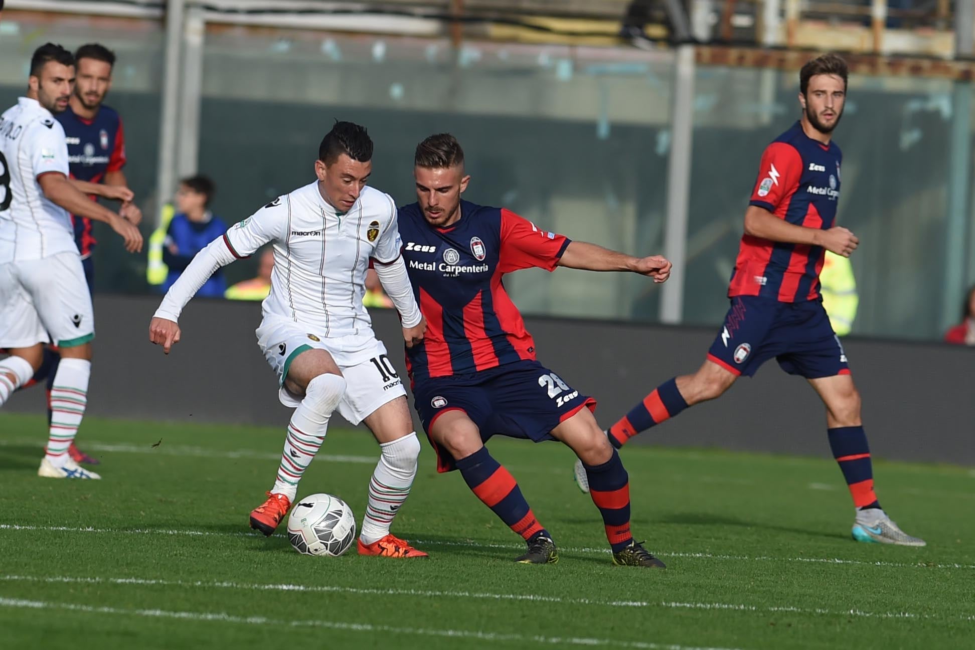Risultati Serie B, 14ª giornata: il Crotone sogna. Pro Vercelli ok, crolla il Brescia