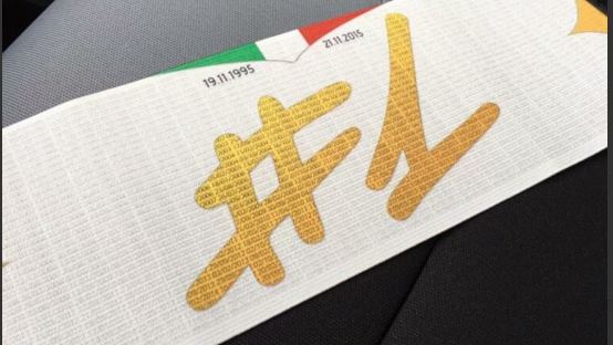Juventus, Buffon celebra i 20 anni di carriera con una fascia speciale